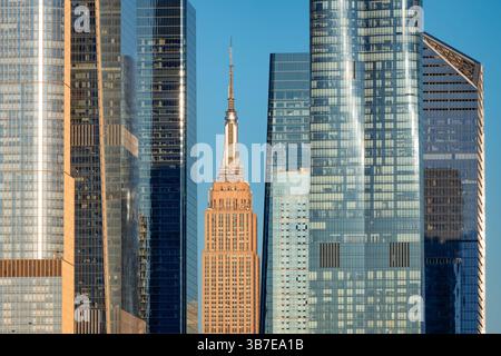 L'Empire State Building è annidato tra i grattacieli Hudson Yards. Midtown Manhattan West, New York City Foto Stock