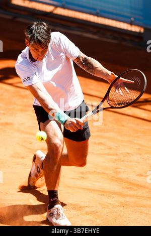 22 aprile 2024, Madrid, Madrid, SPAGNA: Ugo Carabelli dell'Argentina in azione contro Bernabe Zatapa della Spagna durante il mutua Madrid Open 2024, ATP Masters 1000 e WTA 1000, torneo celebrato a Caja Magica il 22 aprile 2024 a Madrid, Spagna. (Immagine di credito: © Irina R. Hipolito/AFP7 via ZUMA Press Wire) Foto Stock