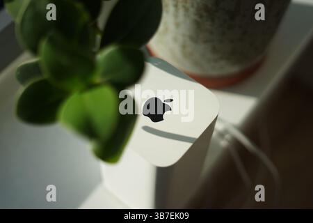 Stazione base Wi-Fi Apple Airport in un ambiente di lavoro moderno e sostenibile Foto Stock