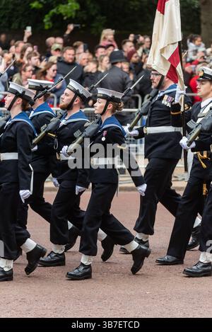 Evento per il 80° anniversario del VE Day. Marinaio della Royal Navy della HMS Heron in marcia sul Mall, Londra, Regno Unito Foto Stock