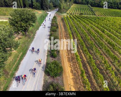 Vigneti del Chianti di San Regolo vicino a Siena ed Eroica bikers Foto Stock