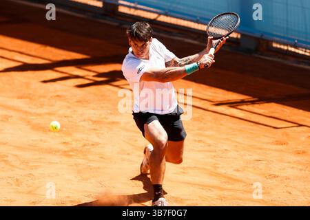 22 aprile 2024, Madrid, Madrid, SPAGNA: Ugo Carabelli dell'Argentina in azione contro Bernabe Zatapa della Spagna durante il mutua Madrid Open 2024, ATP Masters 1000 e WTA 1000, torneo celebrato a Caja Magica il 22 aprile 2024 a Madrid, Spagna. (Immagine di credito: © Irina R. Hipolito/AFP7 via ZUMA Press Wire) Foto Stock