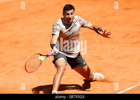 22 aprile 2024, Madrid, Madrid, SPAGNA: Bernabe Zatapa di Spagna in azione contro Ugo Carabelli dell'Argentina durante il mutua Madrid Open 2024, ATP Masters 1000 e WTA 1000, torneo celebrato a Caja Magica il 22 aprile 2024 a Madrid, Spagna. (Immagine di credito: © Irina R. Hipolito/AFP7 via ZUMA Press Wire) Foto Stock