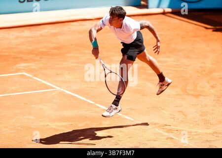 22 aprile 2024, Madrid, Madrid, SPAGNA: Ugo Carabelli dell'Argentina in azione contro Bernabe Zatapa della Spagna durante il mutua Madrid Open 2024, ATP Masters 1000 e WTA 1000, torneo celebrato a Caja Magica il 22 aprile 2024 a Madrid, Spagna. (Immagine di credito: © Irina R. Hipolito/AFP7 via ZUMA Press Wire) Foto Stock