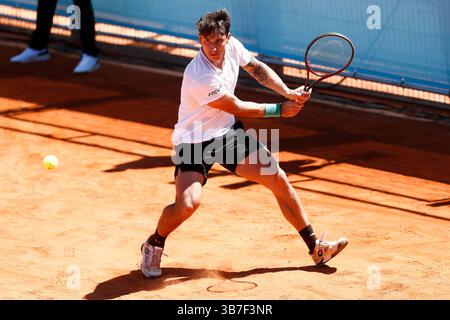 22 aprile 2024, Madrid, Madrid, SPAGNA: Ugo Carabelli dell'Argentina in azione contro Bernabe Zatapa della Spagna durante il mutua Madrid Open 2024, ATP Masters 1000 e WTA 1000, torneo celebrato a Caja Magica il 22 aprile 2024 a Madrid, Spagna. (Immagine di credito: © Irina R. Hipolito/AFP7 via ZUMA Press Wire) Foto Stock