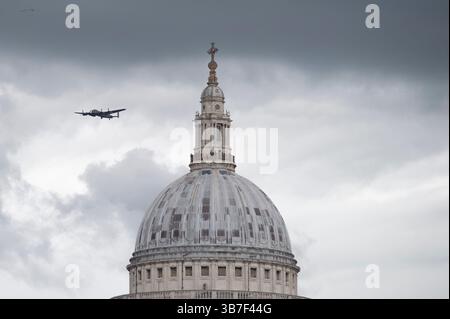 Londra, Regno Unito. 5 maggio 2025. Il Lancaster Bomber della Royal Air Force sorvola la Cattedrale di St Paul nella City di Londra in occasione del 80° anniversario Foto Stock