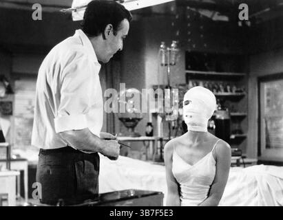 1 agosto 2023, USA: Virgilio Teixeira, Lisa Gaye, sul set del film spagnolo, ''Face of Terror'', titolo originale spagnolo: ''la cara del Terror'', 1962, Futuramic Releasing Corp., U.S. release 1964 (Credit Image: © JT Vintage via ZUMA Press Wire) Foto Stock