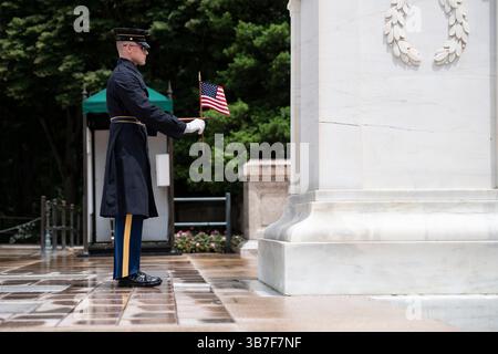 23 maggio 2024, Arlington, Virginia, Stati Uniti d'America: Una guardia d'onore Sentinel dell'esercito degli Stati Uniti d'America del 3d U.S. Infantry Regiment posiziona bandiere americane alla Tomb of the Unknown Soldier in onore del Memorial Day presso il cimitero nazionale di Arlington, 23 maggio 2024. Più di 1.500 membri del servizio hanno piazzato circa 260.000 bandiere in ogni tomba e colonna di nicchia al Cimitero Nazionale di Arlington durante la 76a annuale Flags in event. (Immagine di credito: © Elizabeth Fraser/U.S. Army/Planet Pix tramite ZUMA Press Wire) Foto Stock