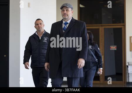 20 marzo 2024, Chicago, il, Stati Uniti: John Catanzara, presidente dell'ordine fraterno di polizia di Chicago, lascia un'udienza in tribunale in una causa FOP su come i casi di cattiva condotta sono gestiti nel loro contratto, il 20 marzo 2024, al Daley Center. (Immagine di credito: © Brian Cassella/Chicago Tribune via ZUMA Press Wire) Foto Stock