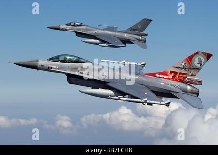 La Netherlands Air Force opera con General Dynamics F-16AM combattendo Falcons in formazione con Aircraft Reg. J879 e J-017. Questi jet multiruolo servono un'ampia gamma di missioni tattiche. Foto Stock