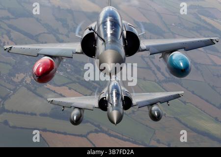 Un Dassault Mirage 2000D dell'aeronautica militare francese mostra una speciale arte della coda per celebrare il 75° anniversario, volando in formazione con altri aerei. La livrea commemorativa migliora il profilo dell’aeromobile in volo. Foto Stock