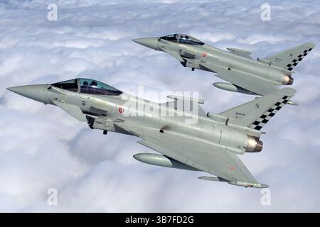 L'Eurofighter EF-2000 Typhoon EFA dell'Aeronautica militare, immatricolato 37-01 e 37-45, vola in formazione per esercitazioni operative. Il Typhoon è un caccia multiruolo progettato per la difesa aerea, l'attacco al suolo e le operazioni di combattimento avanzate. Foto Stock