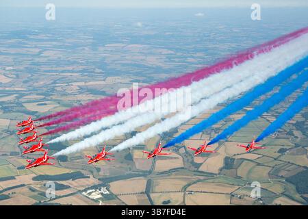 Il BAE Systems Hawk T1, utilizzato dalle frecce rosse della Royal Air Force, è un addestratore a getto monomotore progettato per l'aerobica. In questa formazione, le frecce rosse mostrano le loro abilità di volo di precisione in manovre acrobatiche sincronizzate, dimostrando l'agilità e la velocità dell'Hawk T1 come parte del team di visualizzazione acrobatica della RAF. Foto Stock