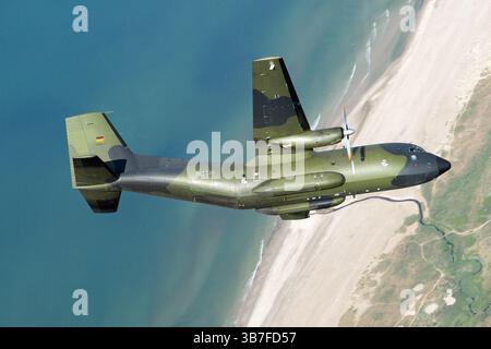Il Lockheed Martin KC-130J Hercules della Luftwaffe, registrato nel 5064, è caratterizzato da una vernice mimetica. Questo aeromobile multiruolo supporta le missioni di rifornimento e trasporto aereo, migliorando le capacità operative. Foto Stock