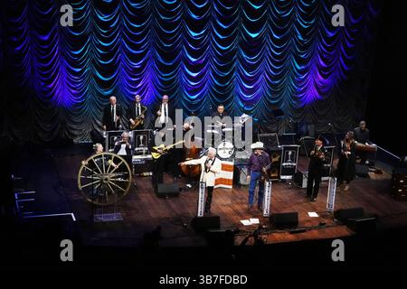 18 febbraio 2024, Austin, Texas, USA: L'intrattenitore DALE WATSON, fondatore degli Ameripolitan Awards, ospita lo spettacolo all'Austin City Limits Moody Theater di Austin, Texas., domenica 18 febbraio 2024. I premi premiano il meglio della musica Honky Tonk, Rockabilly, Western Swing e Outlaw Country. (Immagine di credito: © Karen Focht/ZUMA Press Wire) Foto Stock