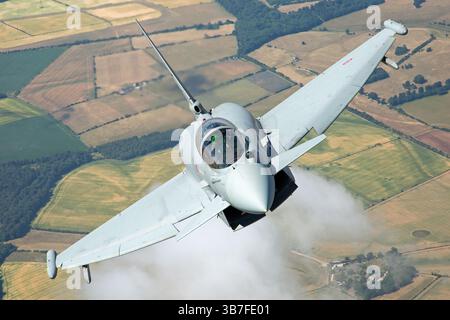 L'Eurofighter EF-2000 Typhoon EFA dell'Aeronautica militare italiana è un moderno velivolo multiruolo progettato per la superiorità aerea, in grado di effettuare missioni aria-aria e aria-terra, migliorando le capacità di difesa dell'Italia. Foto Stock