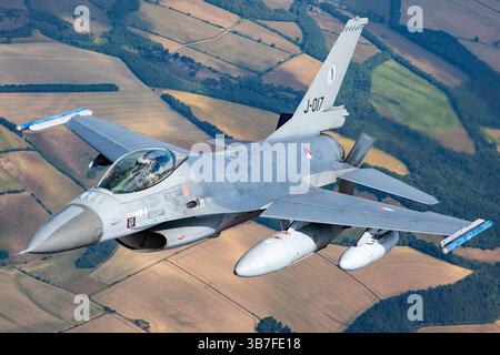 Il Royal Netherlands Air Force General Dynamics F-16AM Fighting Falcon, registrazione J-017, è un versatile caccia multiruolo utilizzato per missioni di combattimento aria-aria e aria-terra. Foto Stock