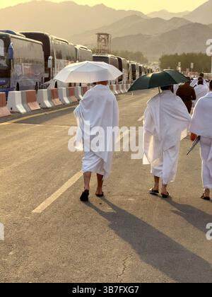 Mecca, Arabia Saudita, 15 giugno 2024: Molti pellegrini Hajj camminano sul campo di Arafat. Il monte Arafat (Jabal Arafat, montagna della Misericordia) è un forgivene Foto Stock