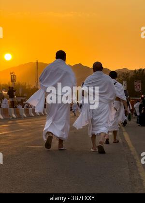 Mecca, Arabia Saudita, 15 giugno 2024: Molti pellegrini Hajj camminano sul campo di Arafat. Il monte Arafat (Jabal Arafat, montagna della Misericordia) è un forgivene Foto Stock