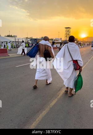 Mecca, Arabia Saudita, 15 giugno 2024: Molti pellegrini Hajj camminano sul campo di Arafat. Il monte Arafat (Jabal Arafat, montagna della Misericordia) è un forgivene Foto Stock