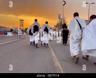 Mecca, Arabia Saudita, 15 giugno 2024: Molti pellegrini Hajj camminano sul campo di Arafat. Il monte Arafat (Jabal Arafat, montagna della Misericordia) è un forgivene Foto Stock
