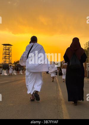 Mecca, Arabia Saudita, 15 giugno 2024: Molti pellegrini Hajj camminano sul campo di Arafat. Il monte Arafat (Jabal Arafat, montagna della Misericordia) è un forgivene Foto Stock