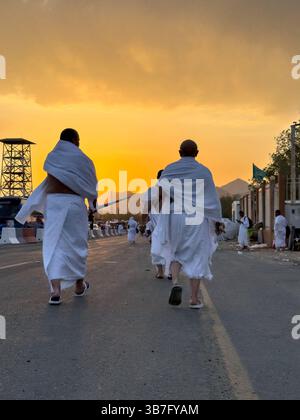 Mecca, Arabia Saudita, 15 giugno 2024: Molti pellegrini Hajj camminano sul campo di Arafat. Il monte Arafat (Jabal Arafat, montagna della Misericordia) è un forgivene Foto Stock