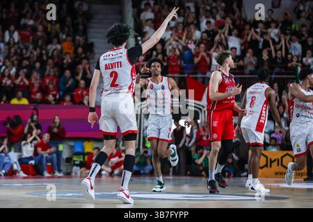 Varese, Italien. 4 maggio 2025. Davide Alviti #2 della pallacanestro Varese Openjobmetis celebra durante LBA Lega Basket Una partita di regular season 2024/25 tra pallacanestro Varese Openjobmetis e pallacanestro Trieste all'Itelyum Arena. Punteggio finale pallacanestro Varese Openjobmetis 85 | 80 pallacanestro Trieste crediti: dpa/Alamy Live News Foto Stock
