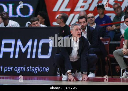 Varese, Italien. 4 maggio 2025. Ioannis Kastritis capo allenatore della pallacanestro Varese Openjobmetis visto durante la LBA Lega Basket Una partita di regular season 2024/25 tra pallacanestro Varese Openjobmetis e pallacanestro Trieste all'Itelyum Arena. Punteggio finale pallacanestro Varese Openjobmetis 85 | 80 pallacanestro Trieste crediti: dpa/Alamy Live News Foto Stock