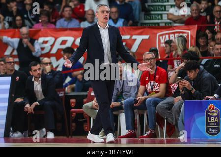 Varese, Italien. 4 maggio 2025. Ioannis Kastritis capo allenatore della pallacanestro Varese Openjobmetis reagisce durante la LBA Lega Basket Una partita di regular season 2024/25 tra pallacanestro Varese Openjobmetis e pallacanestro Trieste all'Itelyum Arena. Punteggio finale pallacanestro Varese Openjobmetis 85 | 80 pallacanestro Trieste crediti: dpa/Alamy Live News Foto Stock