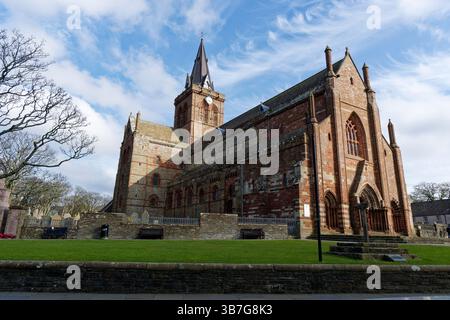 La Cattedrale di San Magnus è un magnifico edificio in pietra arenaria nel centro di Kirkwall, la capitale delle Orcadi nell'estremo nord della Scozia Foto Stock