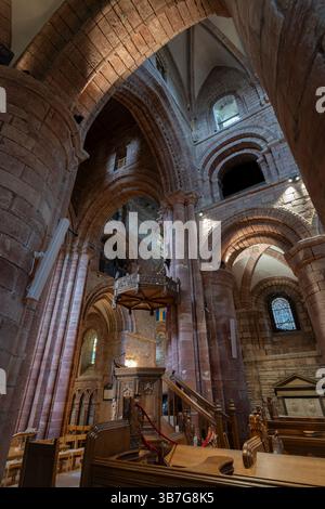 La Cattedrale di San Magnus è un magnifico edificio in pietra arenaria nel centro di Kirkwall, la capitale delle Orcadi nell'estremo nord della Scozia Foto Stock