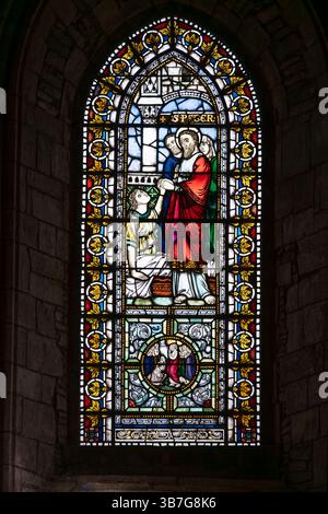 Vetrata colorata nella Cattedrale di San Magnus, un magnifico edificio in pietra arenaria nel centro di Kirkwall nelle Orcadi Foto Stock
