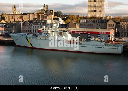 La nave di protezione marina del governo scozzese Jura era ormeggiata a Regent Quay nel porto di Aberdeen sulla costa nord-orientale della Scozia Foto Stock