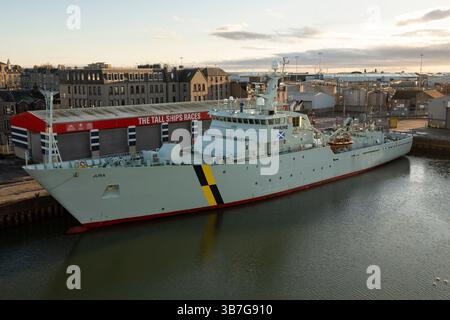 La nave di protezione marina del governo scozzese Jura era ormeggiata a Regent Quay nel porto di Aberdeen sulla costa nord-orientale della Scozia Foto Stock