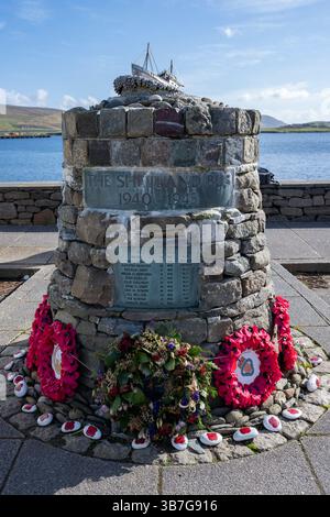 Il memoriale degli autobus delle Shetland a Scalloway Shetland è un tributo al coraggio degli uomini della seconda guerra mondiale che corrono il rischio della cattura tedesca. Foto Stock