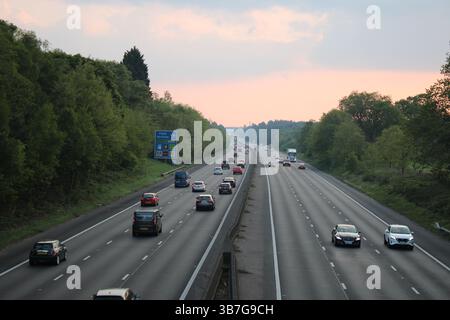 Vista serale del traffico sull'autostrada M3 vicino alla flotta. Foto Stock