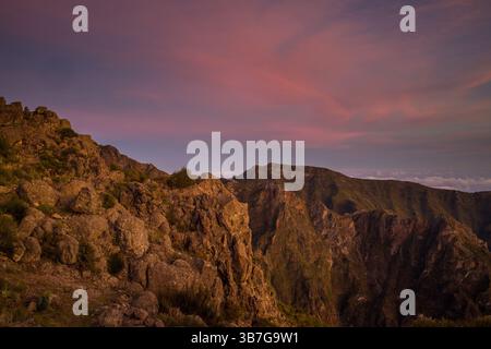 I visitatori potranno ammirare le viste mozzafiato del tramonto da Pico do Arieiro, che mostrano montagne spettacolari e cieli vibranti a Madeira, Portogallo. La bellezza della natura c Foto Stock