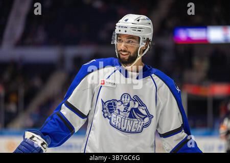 8 marzo 2024: Il difensore di Syracuse Crunch Devante Stephens (4) pattina nel primo periodo contro i Rochester Americans. I Rochester Americans ospitarono i Syracuse Crunch in una partita della American Hockey League alla Blue Cross Arena di Rochester, New York. (Jonathan Tenca/CSM) (immagine di credito: © Jonathan Tenca/CSM via ZUMA Press Wire) Foto Stock