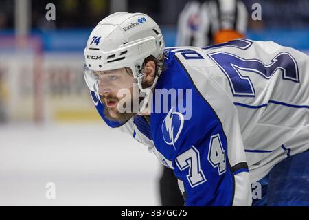 8 marzo 2024: Il difensore di Syracuse Crunch Sean Day (74) pattina nel primo periodo contro i Rochester Americans. I Rochester Americans ospitarono i Syracuse Crunch in una partita della American Hockey League alla Blue Cross Arena di Rochester, New York. (Jonathan Tenca/CSM) (immagine di credito: © Jonathan Tenca/CSM via ZUMA Press Wire) Foto Stock