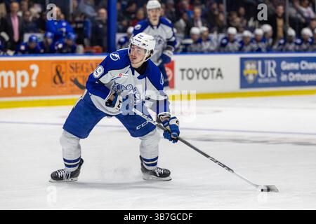 8 marzo 2024: L'attaccante di Syracuse Crunch Gage Goncalves (39) pattina nel terzo periodo contro i Rochester Americans. I Rochester Americans ospitarono i Syracuse Crunch in una partita della American Hockey League alla Blue Cross Arena di Rochester, New York. (Jonathan Tenca/CSM) (immagine di credito: © Jonathan Tenca/CSM via ZUMA Press Wire) Foto Stock