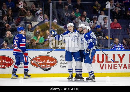 8 marzo 2024: I giocatori del Syracuse Crunch festeggiano un gol nel terzo periodo contro i Rochester Americans. I Rochester Americans ospitarono i Syracuse Crunch in una partita della American Hockey League alla Blue Cross Arena di Rochester, New York. (Jonathan Tenca/CSM) (immagine di credito: © Jonathan Tenca/CSM via ZUMA Press Wire) Foto Stock