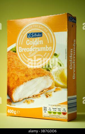 Londra Regno Unito, 06 maggio 2025, pacchetto o pacchetto di pangrattato d'oro Lidl Belbake Foto Stock