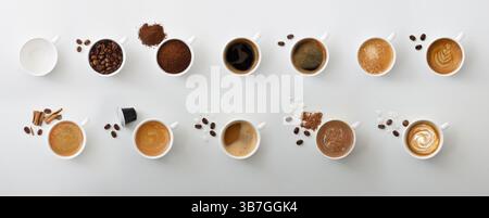 Grande collezione di vari tipi e modi per bere caffè con bevande in tazza di ceramica bianca isolata su un tavolo bianco con ingredienti. Vista dall'alto. Foto Stock