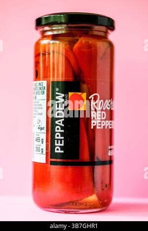 Londra Regno Unito, 06 maggio 2025, Glass Jar of Peppadew Roasted Red Peppers Foto Stock