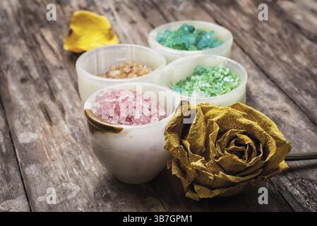 Sale aromatico marino per trattamenti spa su fondo cime di rose gialle Foto Stock