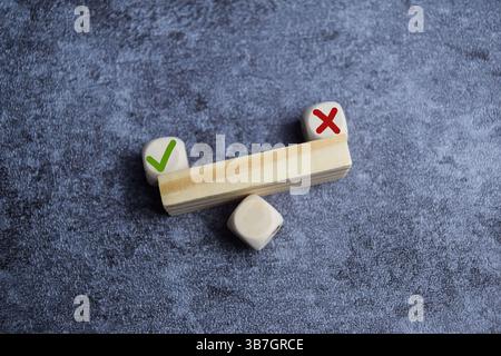 Segno di spunta segno di sovrappeso croce su e aletta sbilanciata. Concetto di valutazione positiva nel processo decisionale Foto Stock