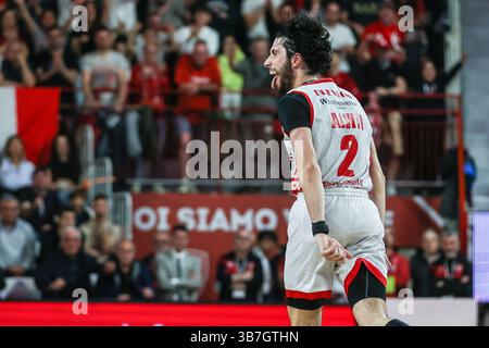 Davide Alviti #2 della pallacanestro Varese Openjobmetis celebra durante LBA Lega Basket Una partita di regular season 2024/25 tra pallacanestro Varese Openjobmetis e pallacanestro Trieste all'Itelyum Arena. Punteggio finale: Pallacanestro Varese Openjobmetis 85 | 80 pallacanestro Trieste. Foto Stock