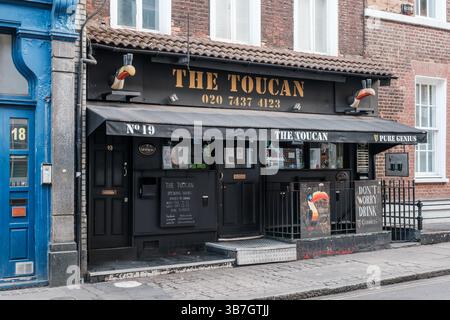Londra, Inghilterra - 28 aprile 2025: Il Toucan Bar, un popolare bar Guinness, in Carlisle Street a Soho, Londra Foto Stock