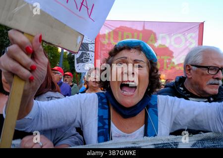 Buenos Aires, Argentina. 30 aprile 2025. I pensionati protestano al Congresso della Nazione, a Buenos Aires, Argentina, il 30 aprile 2025. Foto di Zoe Decros/ABACAPRESS.COM credito: Abaca Press/Alamy Live News Foto Stock
